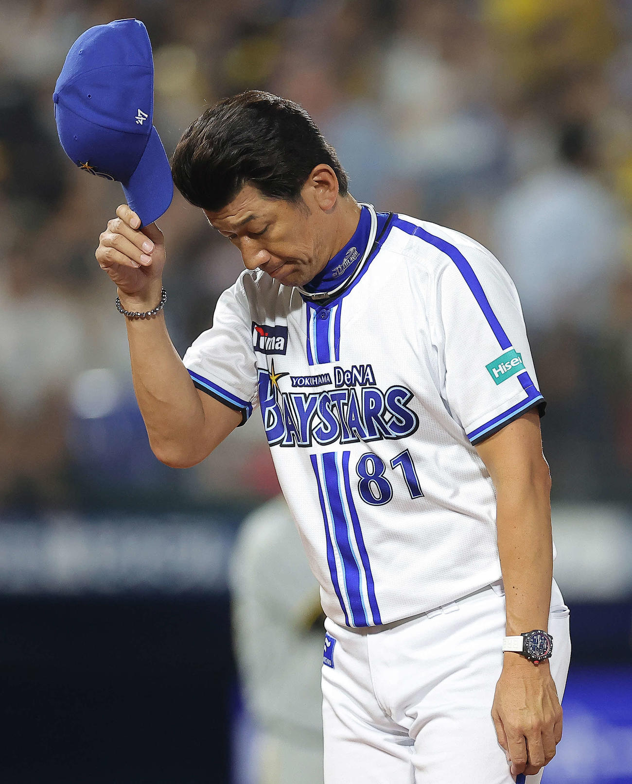 DeNA対阪神　阪神に敗れ、観客席にあいさつする三浦監督（撮影・河田真司）