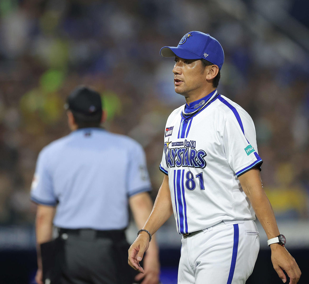 DeNA対阪神　6回表阪神1死二塁、投手交代する三浦監督（撮影・河田真司）