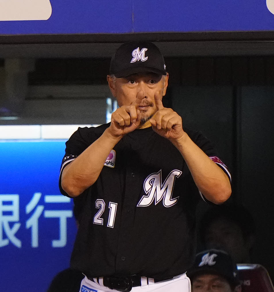 楽天対ロッテ　4回表ロッテ1死一、三塁、藤原のけん制死の判定にリクエストする吉井監督（撮影・江口和貴）