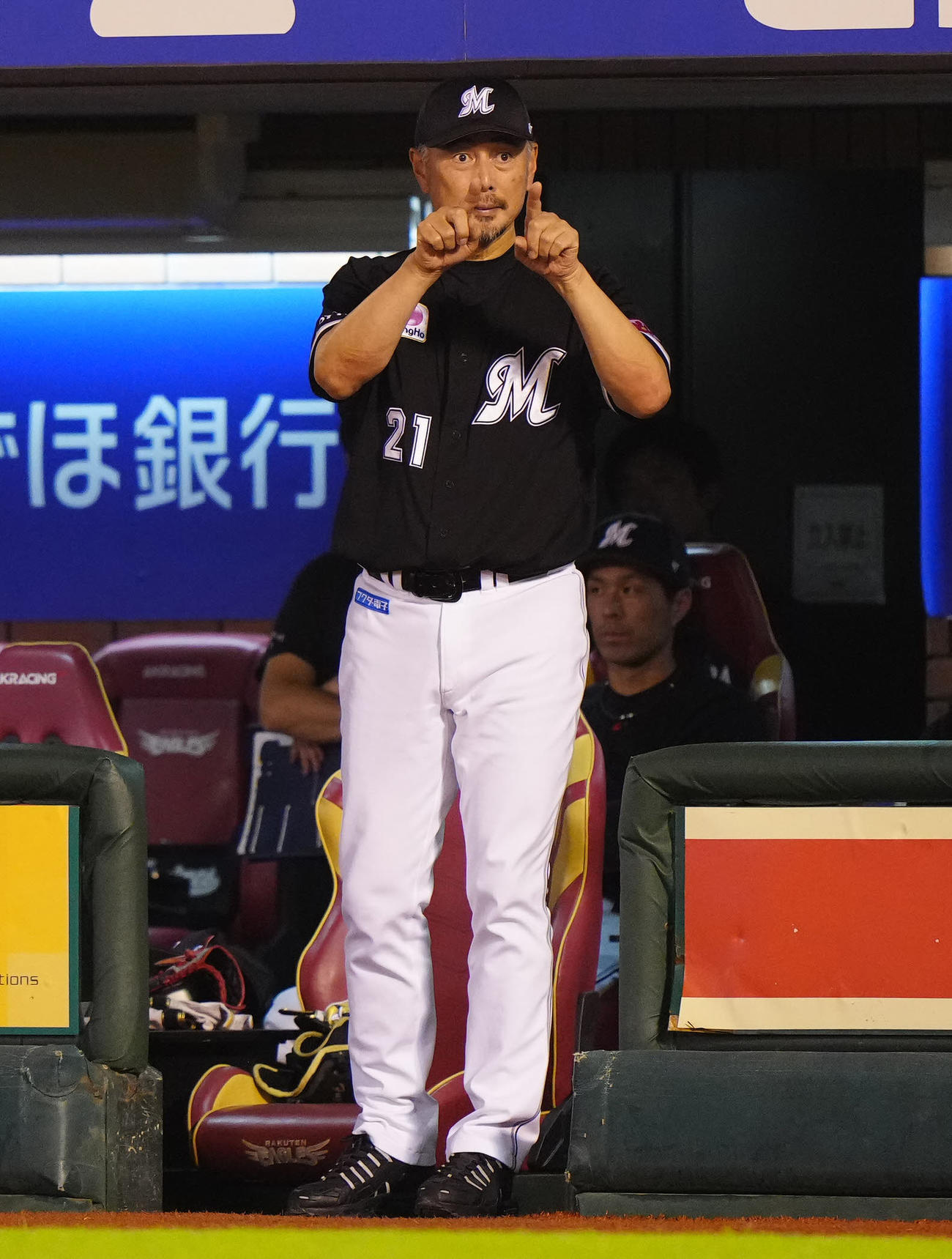 楽天対ロッテ　4回表ロッテ1死一、三塁、藤原のけん制死の判定にリクエストする吉井監督（撮影・江口和貴）