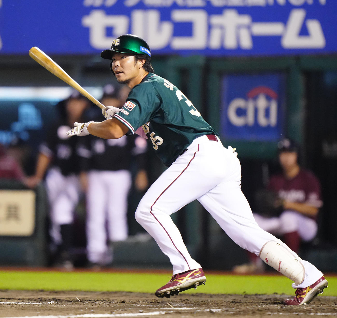 楽天対ロッテ　8回裏楽天2死三塁、適時二塁打を放つ島内（撮影・江口和貴）