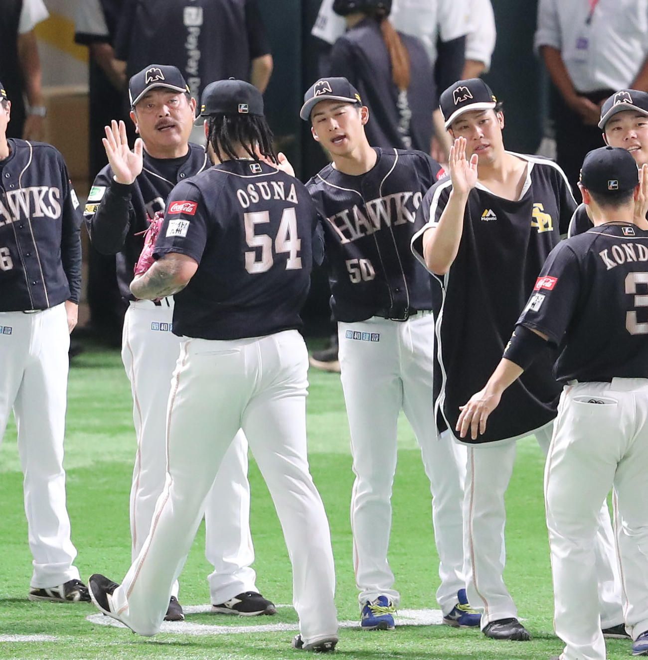 ソフトバンク対西武　西武に連勝しナインを出迎える板東（中央）と藤本監督（左）ら（撮影・梅根麻紀）
