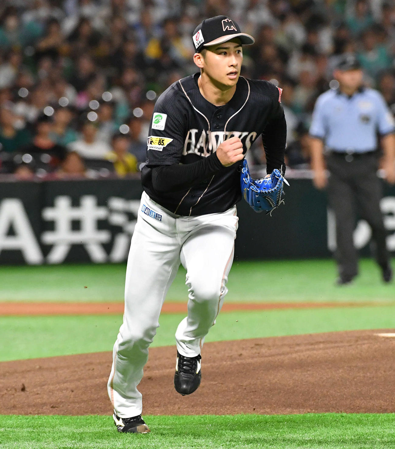 ソフトバンク対西武　1回表西武無死、蛭間を一ゴロに打ち取り、ベースカバーに走る板東（撮影・岩下翔太）