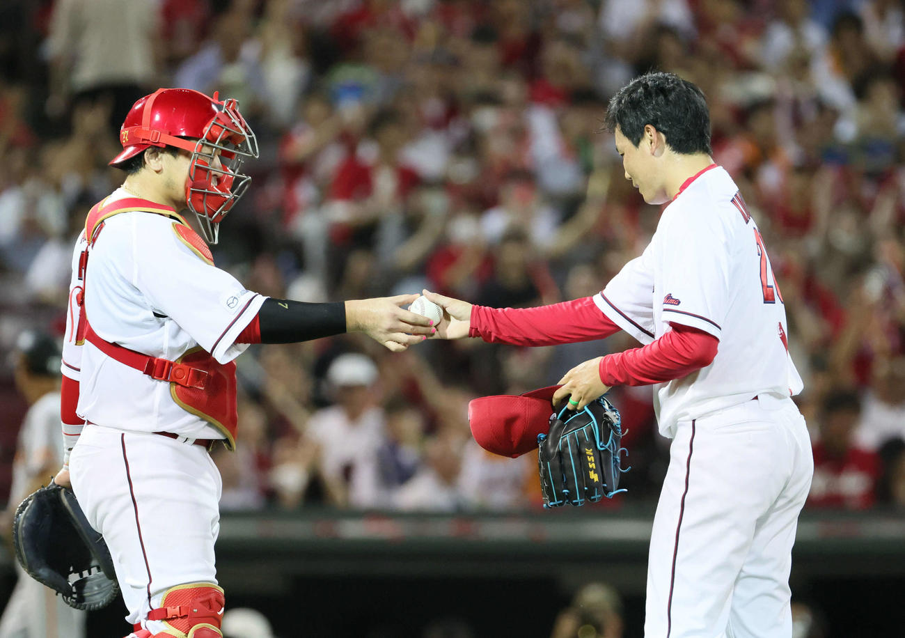 広島対巨人　巨人打線を抑えた栗林（右）と会沢（撮影・加藤孝規）