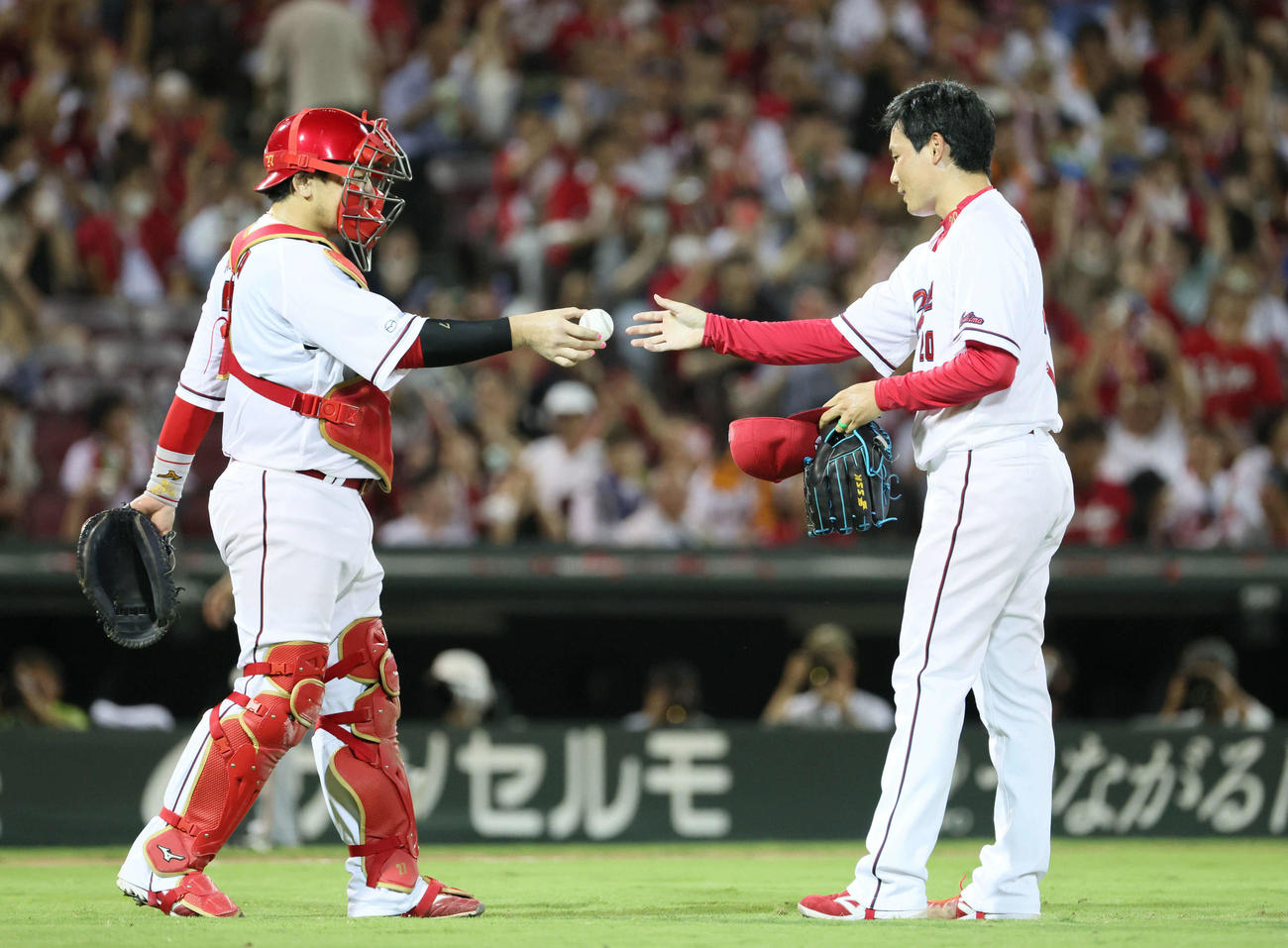 広島対巨人　巨人打線を抑えた栗林（右）と会沢（撮影・加藤孝規）