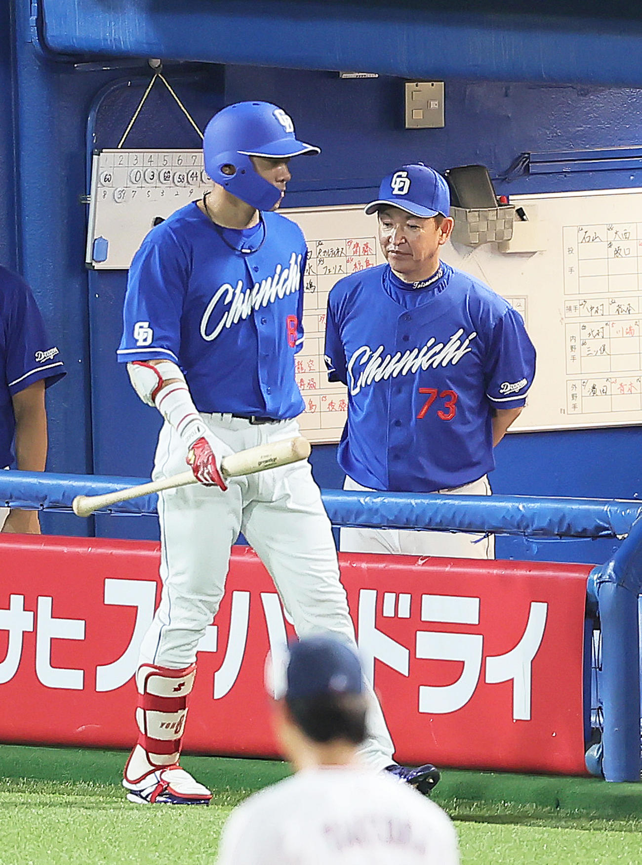 ヤクルト対中日　9回表中日無死、代打大島（左）は二ゴロに倒れる。右は立浪監督（撮影・足立雅史）