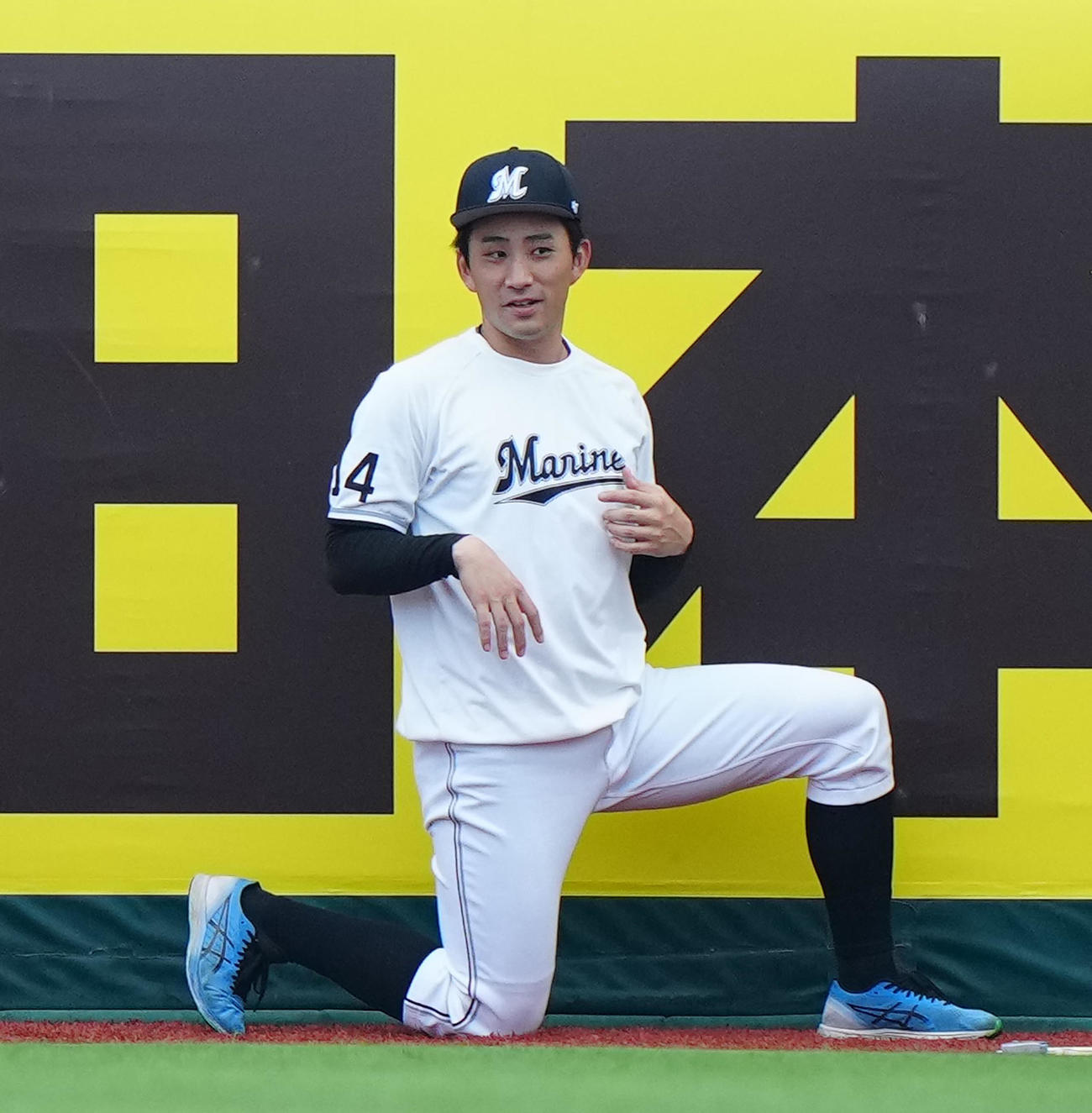 楽天対ロッテ　試合前練習でウオーミングアップを行うロッテ小島（撮影・江口和貴）