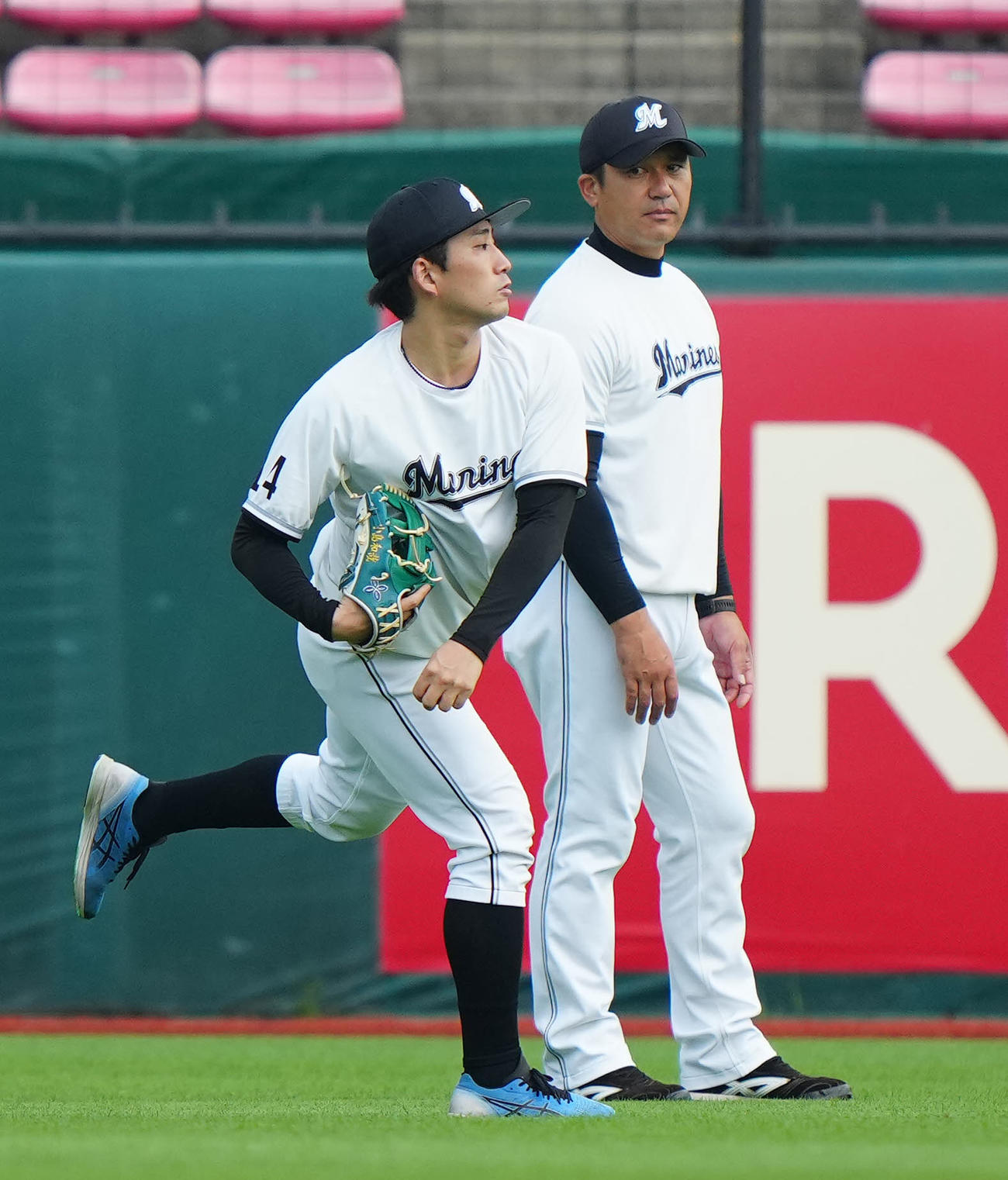 楽天対ロッテ　試合前練習中、ロッテ黒木投手コーチ（右）が見つめる中、キャッチボールする小島（撮影・江口和貴）