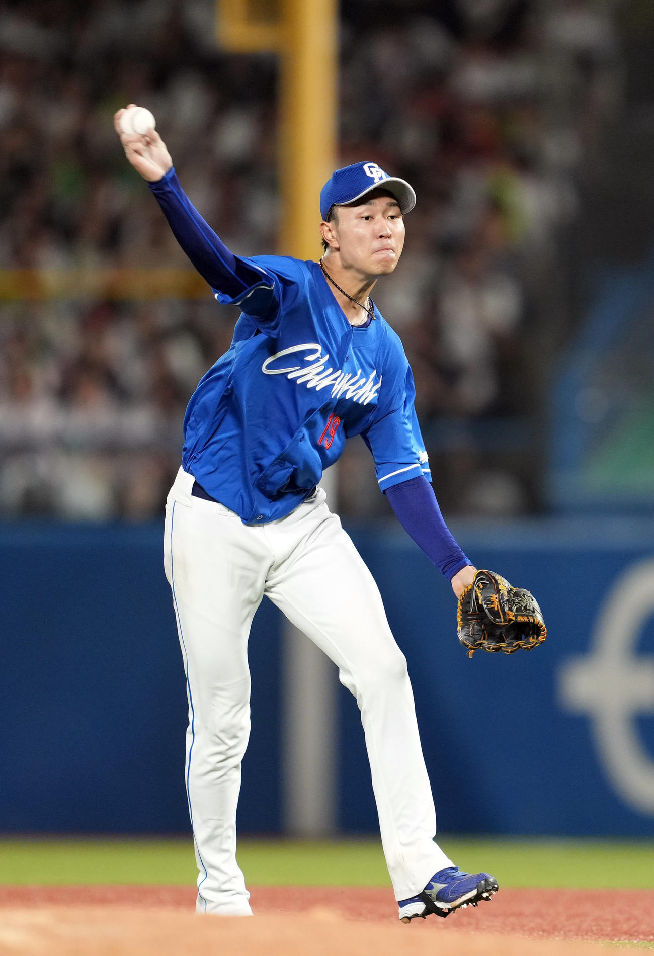 ヤクルト対中日　失点を許した7回裏を終え、悔しさからボールをたたきつける中日先発の高橋宏（撮影・狩俣裕三）