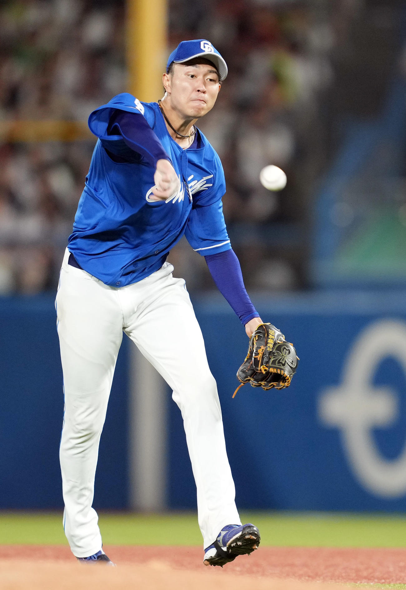 ヤクルト対中日　失点を許した7回裏を終え、悔しさからボールをたたきつける中日先発の高橋宏（撮影・狩俣裕三）