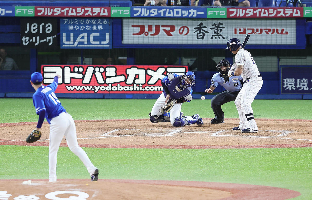 ヤクルト対中日　6回裏ヤクルト無死一、三塁、打者オスナの時、暴投で失点する高橋宏（撮影・足立雅史）