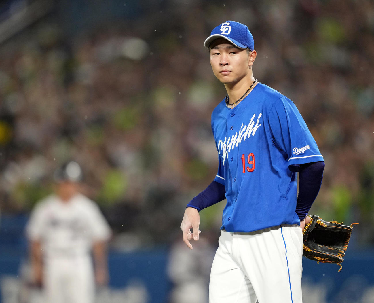 ヤクルト対中日　6回裏ヤクルト無死一、三塁、自身の暴投で失点し、ぶぜんとした表情の中日先発高橋宏（撮影・狩俣裕三）