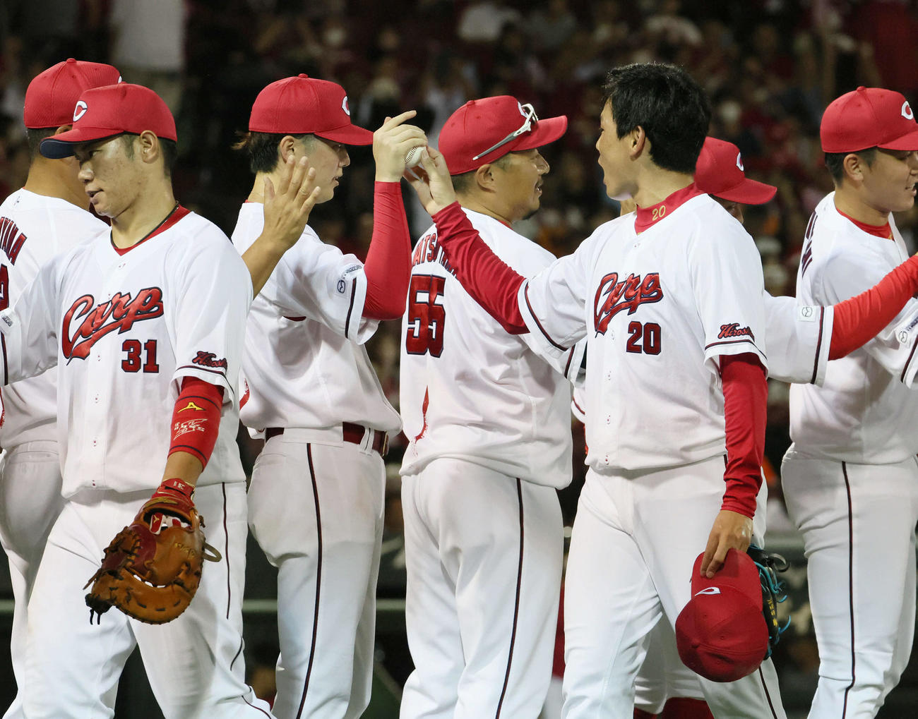 広島対巨人　栗林（右）からウイニングボールを受け取る森下（撮影・加藤孝規）