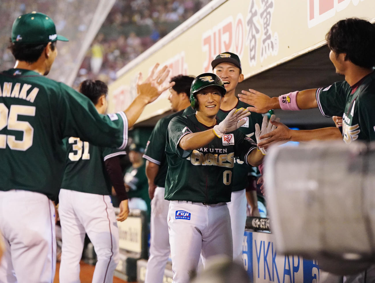 楽天対ロッテ　8回裏楽天2死三塁、辰己の適時打で生還し、タッチを交わす小深田（中央）（撮影・江口和貴）