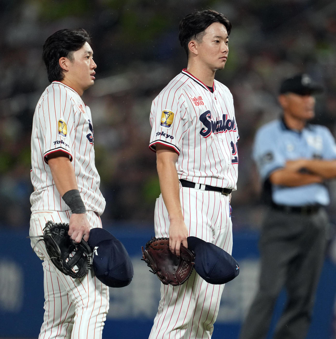 ヤクルト対中日　7回表中日1死、石川昂に頭部死球を与えてしまい、心配そうに見つめる木沢（右）。左は長岡（撮影・狩俣裕三）