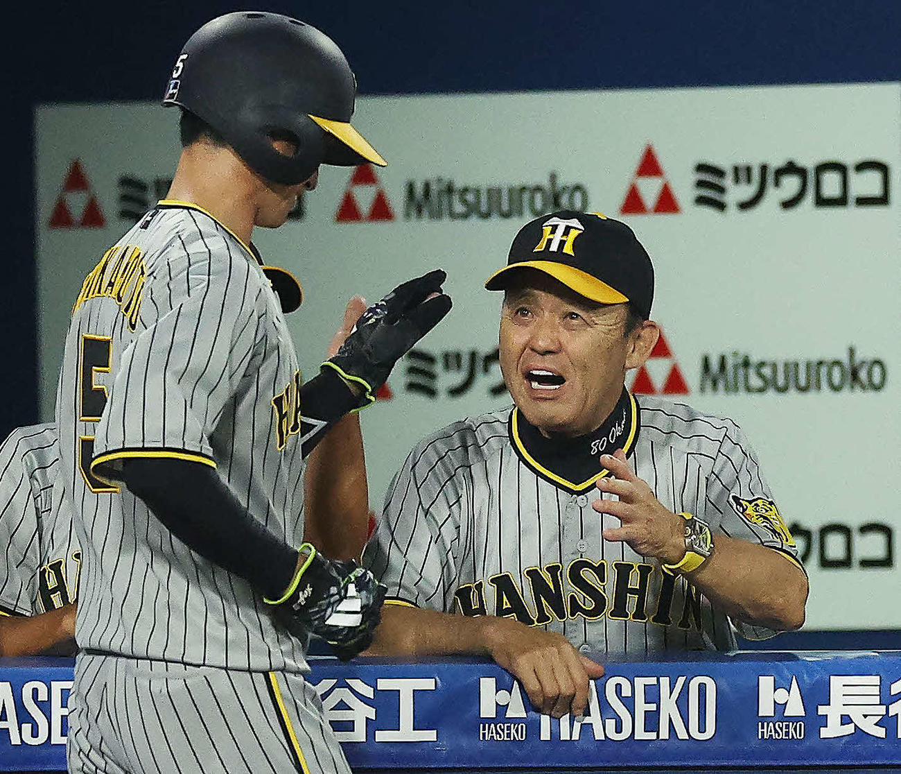 6回、小野寺の同点打で生還した近本を笑顔で迎える岡田監督（撮影・河田真司）