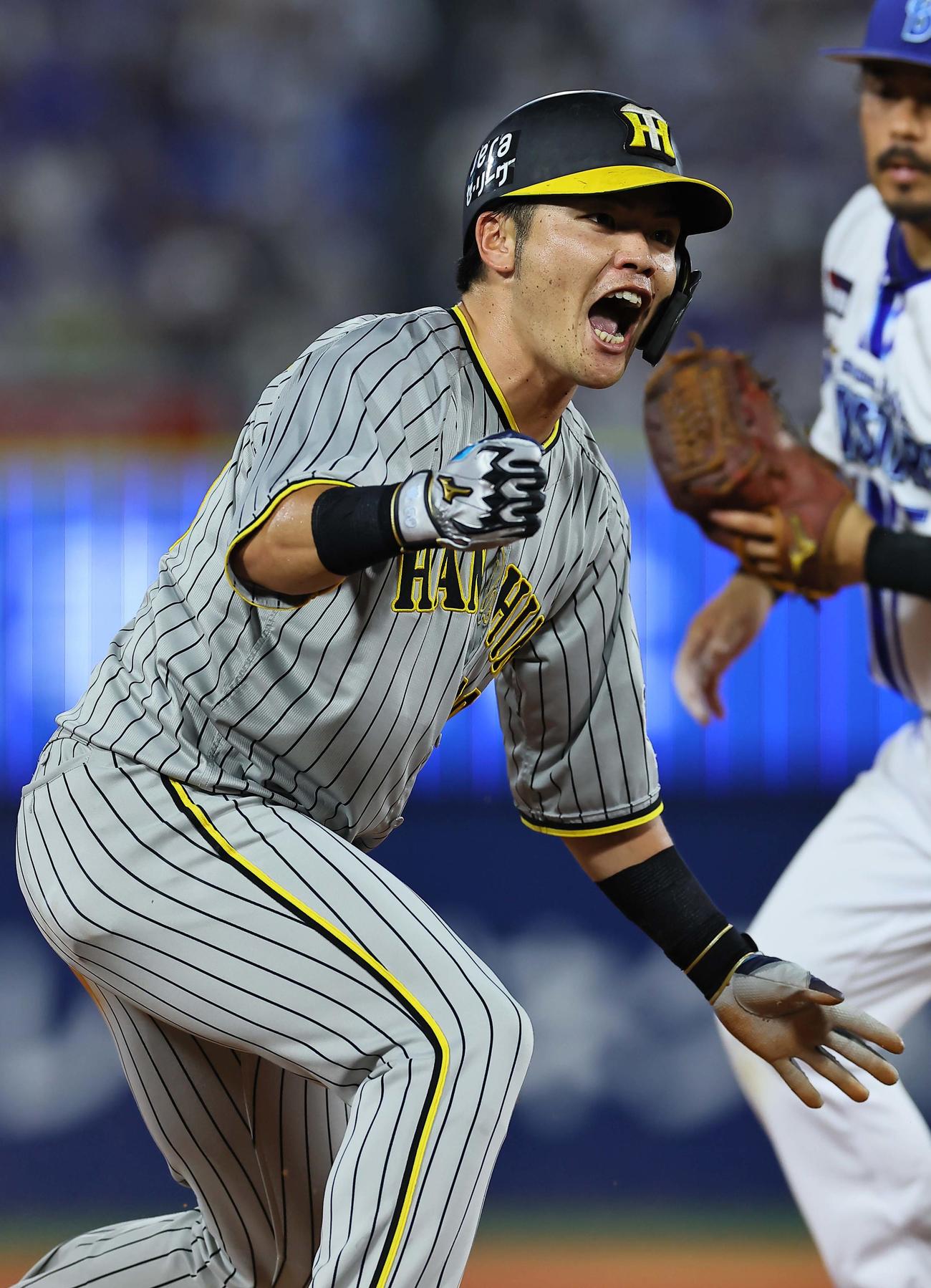 6回表阪神1死二塁、小野寺は右翼に同点適時三塁打を放ちガッツポーズ（撮影・上田博志）