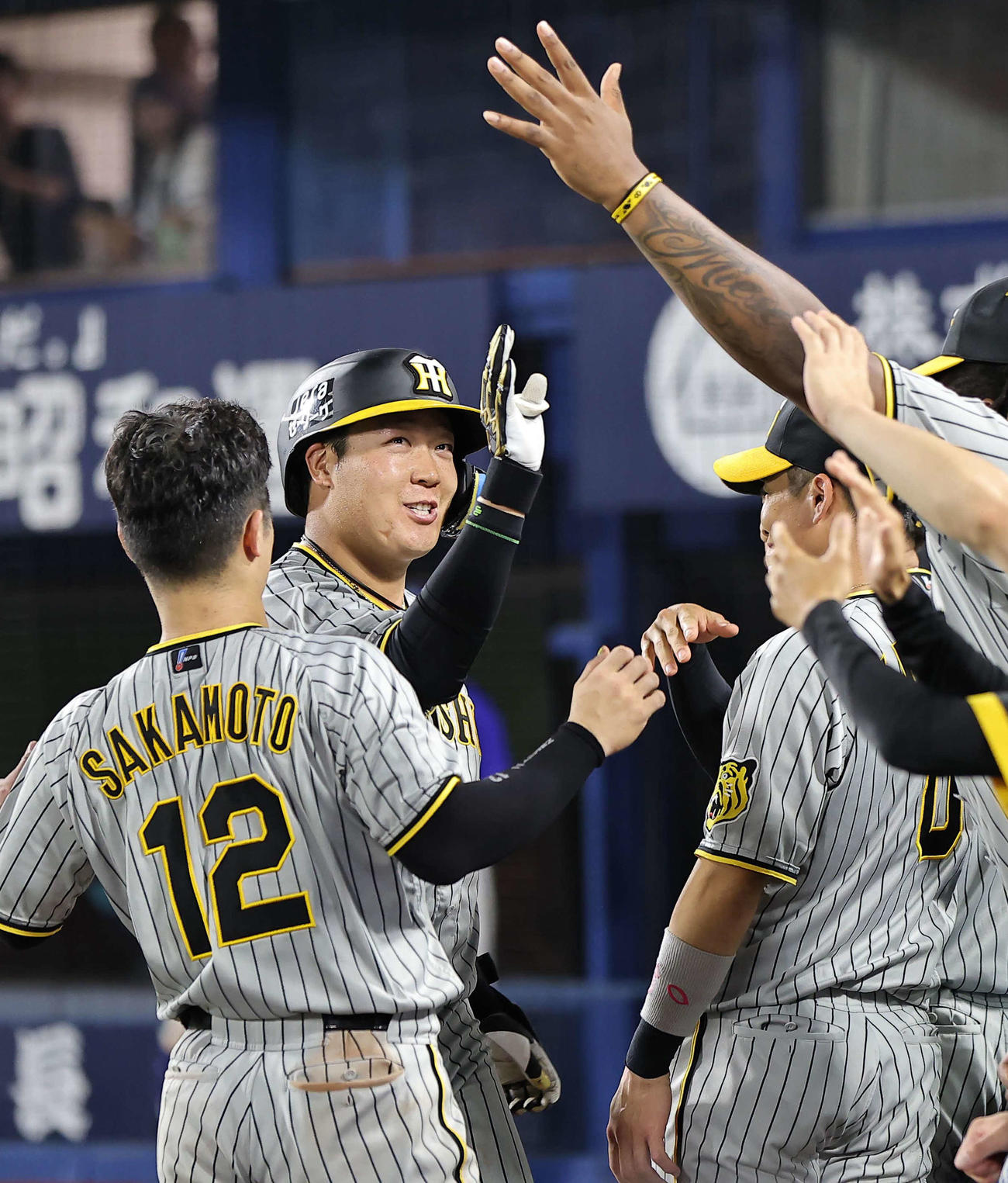 DeNA対阪神　9回表阪神2死、大山は右越え本塁打を放ちハイタッチ（撮影・上田博志）