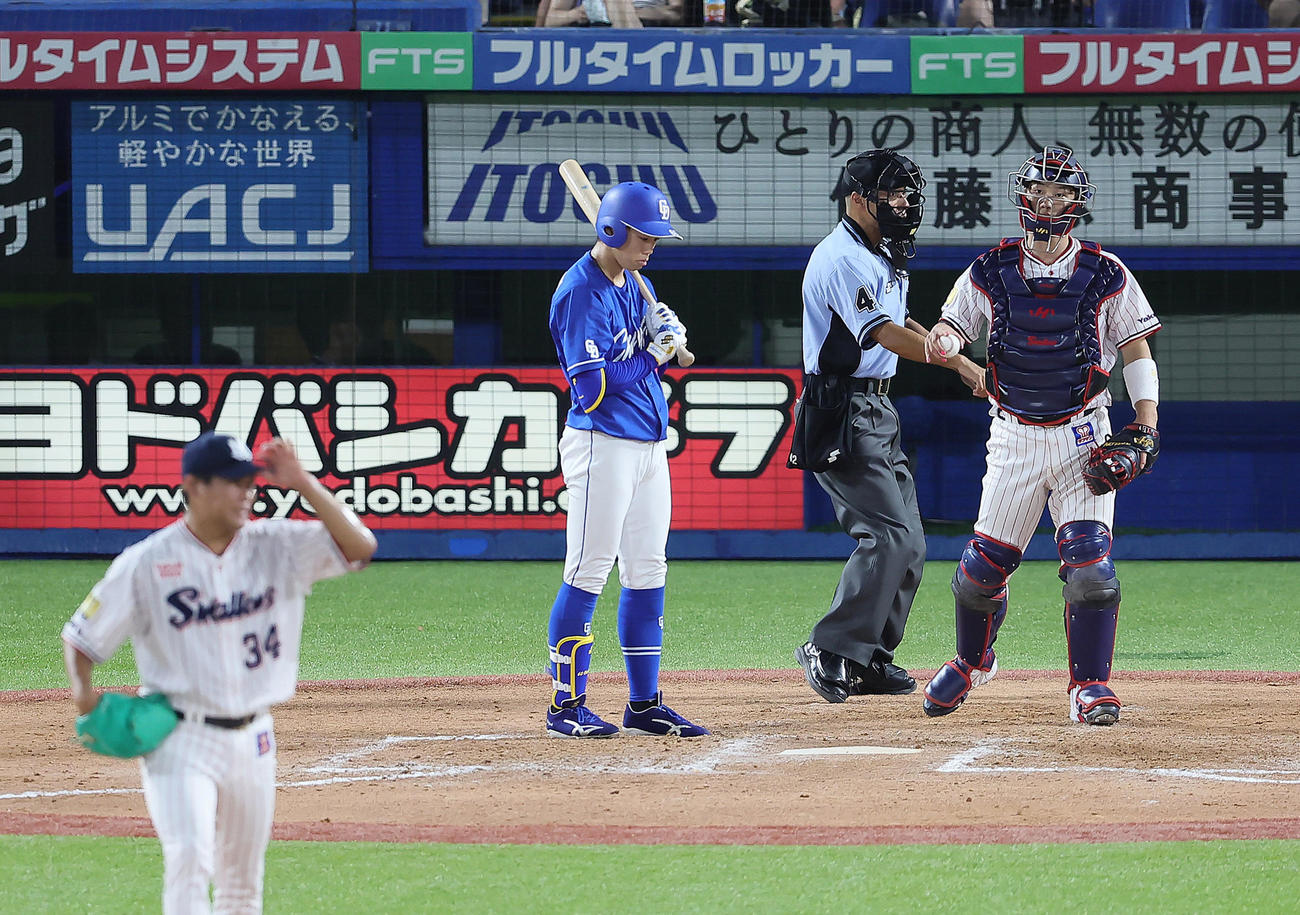 ヤクルト対中日　9回表中日1死、岡林は見逃し三振に倒れ、連続試合安打は29で止まる。投手田口（撮影・足立雅史）