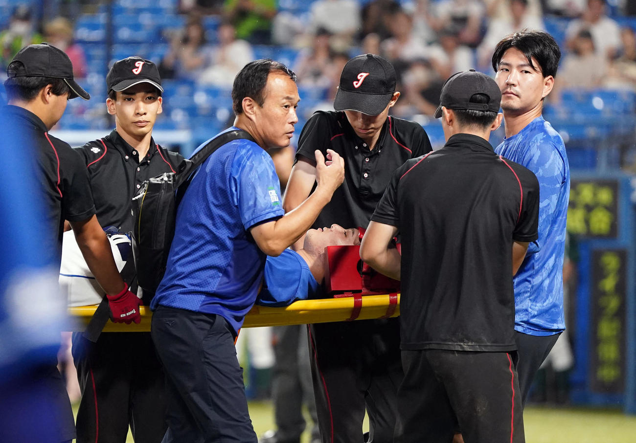 ヤクルト対中日　7回表中日1死、頭部死球を受け、担架で運ばれる石川昂（撮影・狩俣裕三）