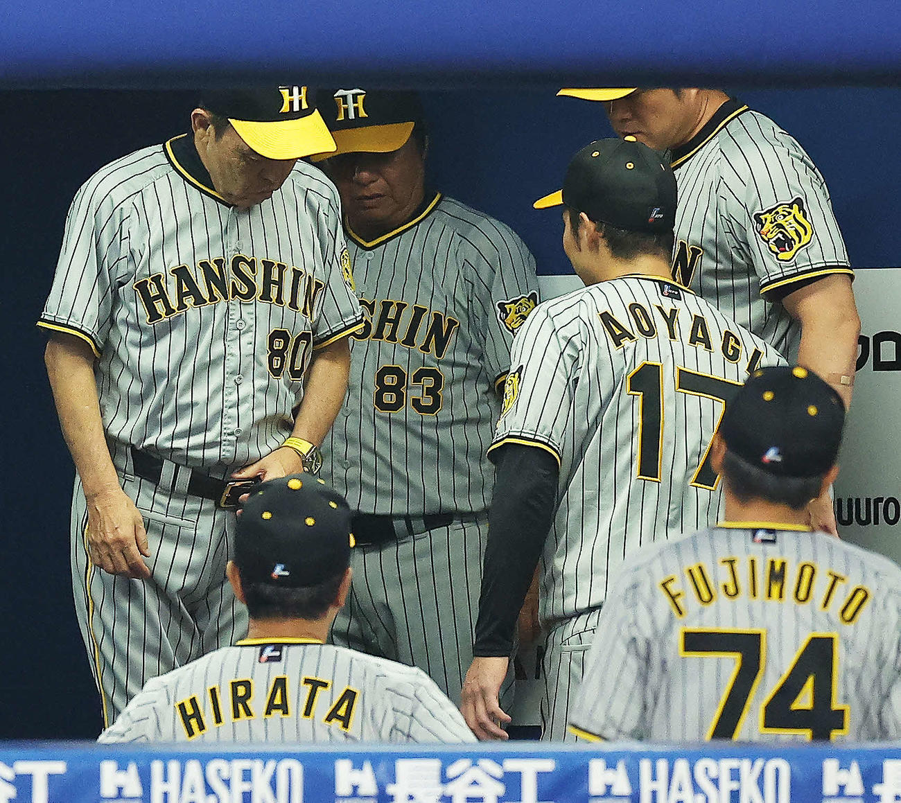 6回裏、治療でベンチに下がる青柳（右）を気にする岡田監督（左）（撮影・河田真司）