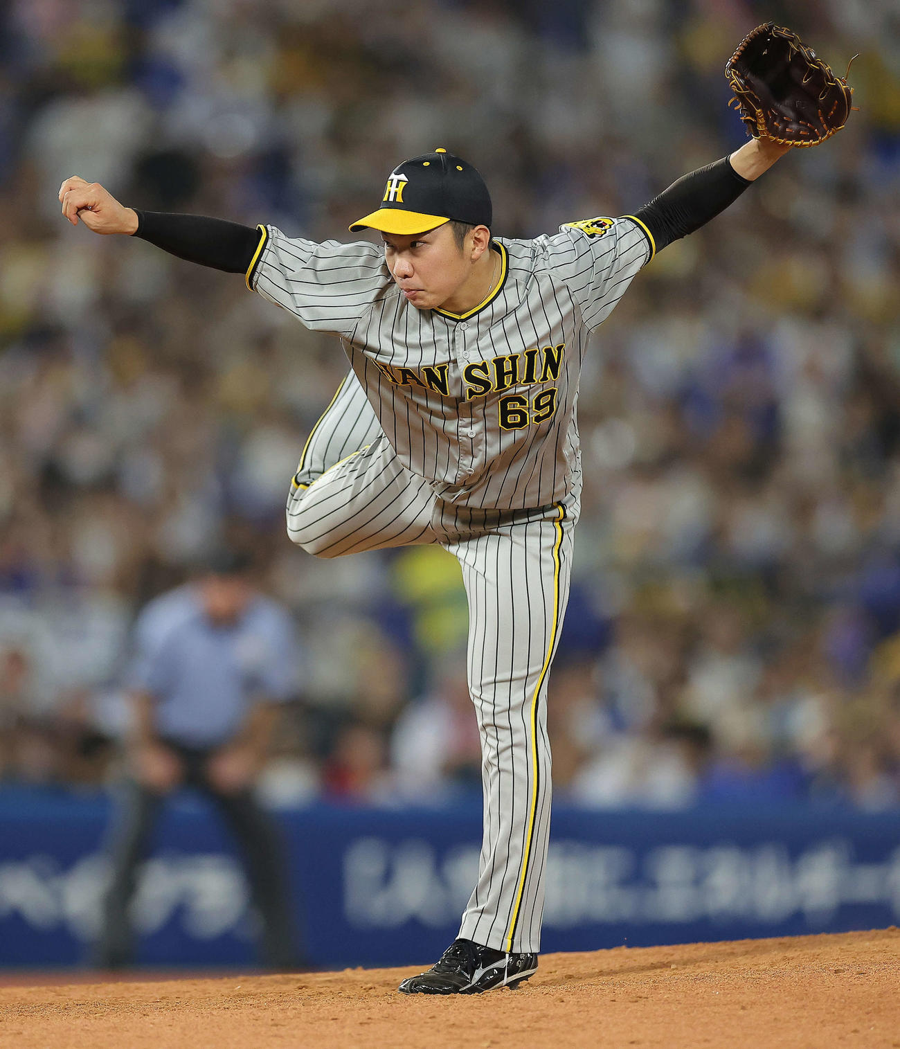 8回裏、阪神4番手で登板する石井（撮影・河田真司）
