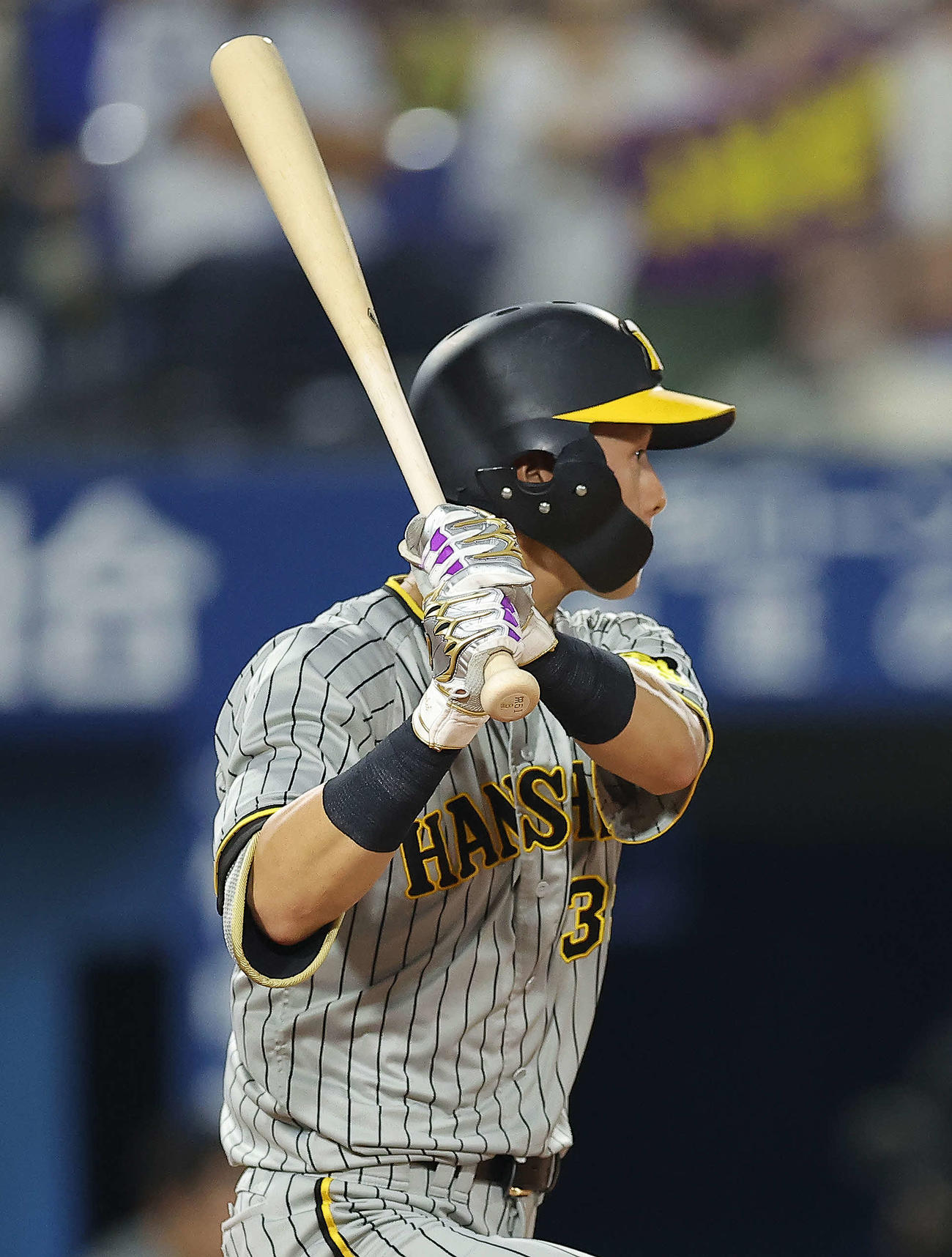 8回表阪神1死一、二塁、中前適時打を放つ小幡（撮影・河田真司）