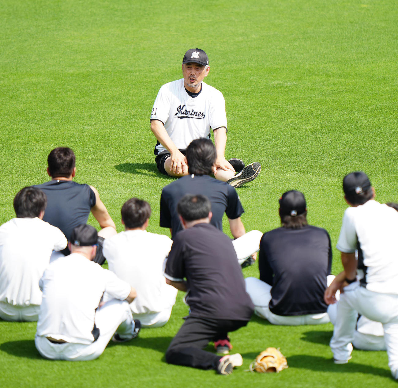 楽天対ロッテ　練習開始前、グラウンドで選手たちに話すロッテ吉井監督（撮影・江口和貴）