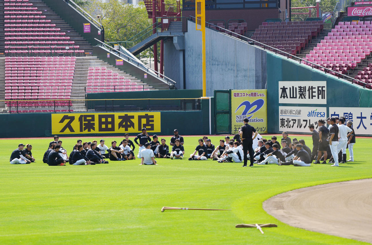 楽天対ロッテ　練習開始前、吉井監督（手前中央）の話を聞くロッテの選手たち（撮影・江口和貴）