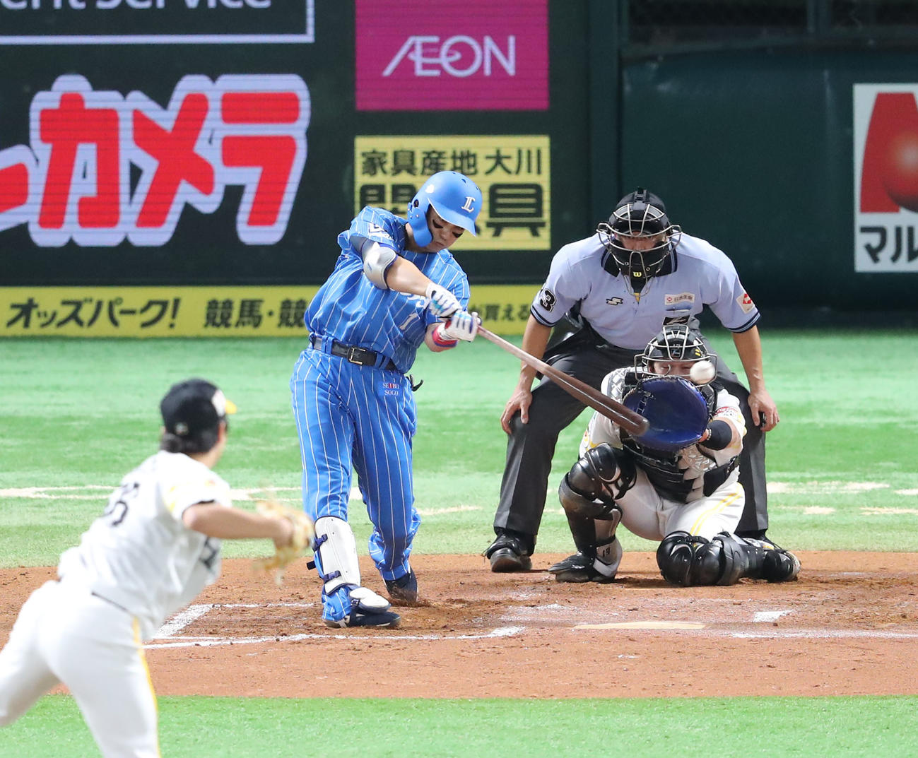 ソフトバンク対西武　6回表西武2死一塁、栗山は左前適時打を放つ（撮影・梅根麻紀）
