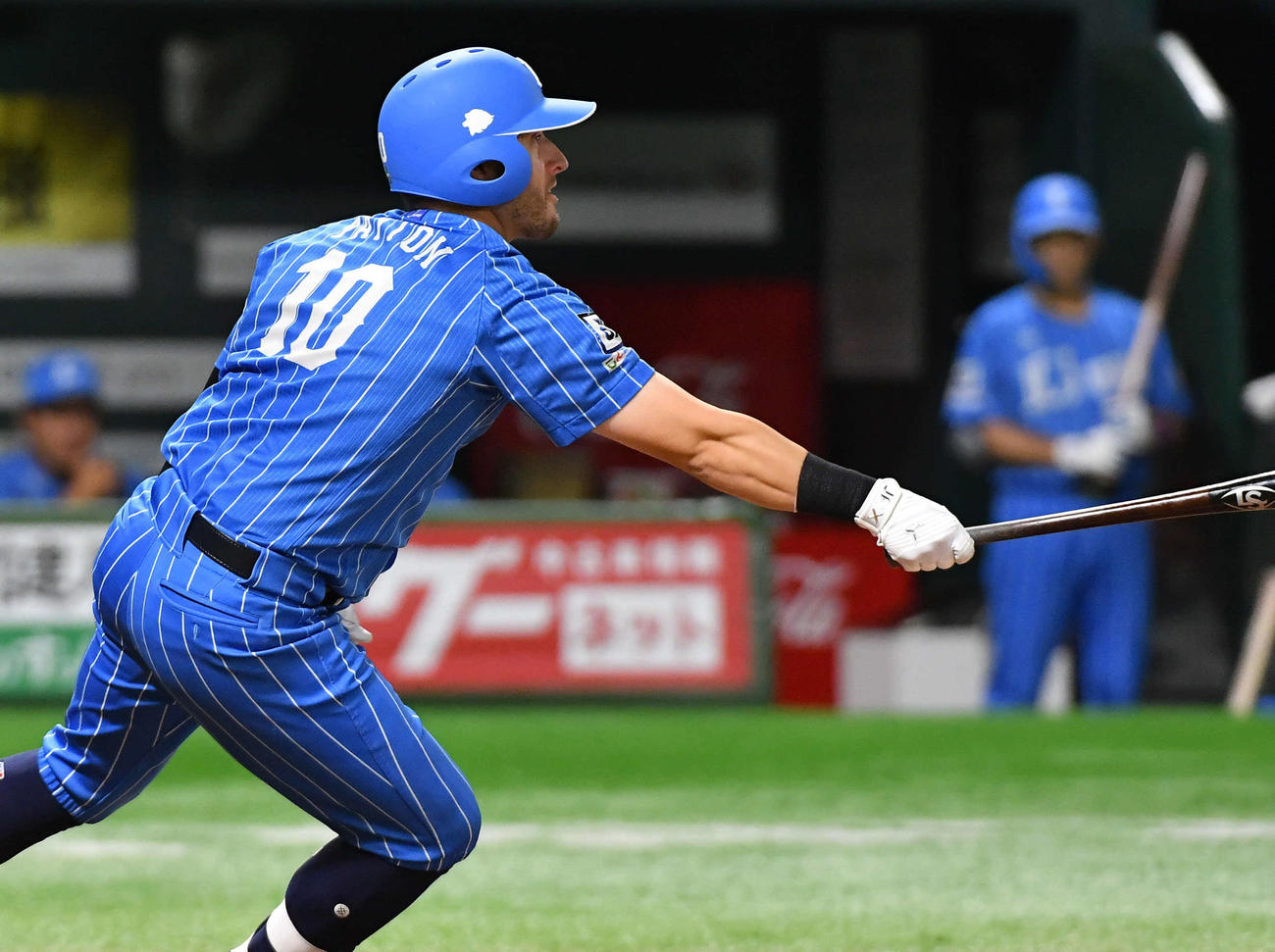 ソフトバンク対西武　6回表西武1死一、二塁、ペイトンは中前安打を放つ（撮影・岩下翔太）