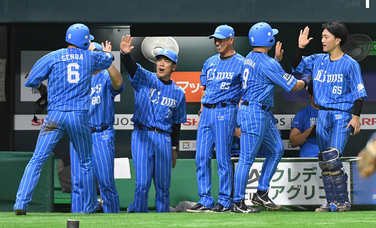 ソフトバンク対西武　6回表西武1死満塁、マキノンの左前2点適時打で生還した蛭間（右から2人目）、源田（左端）を笑顔で迎える松井監督（左から3人目）ら西武ナイン（撮影・岩下翔太）