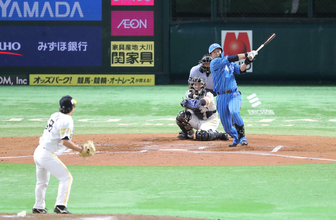 ソフトバンク対西武　6回表西武2死一、二塁、外崎は左前に適時打を放つ（撮影・梅根麻紀）