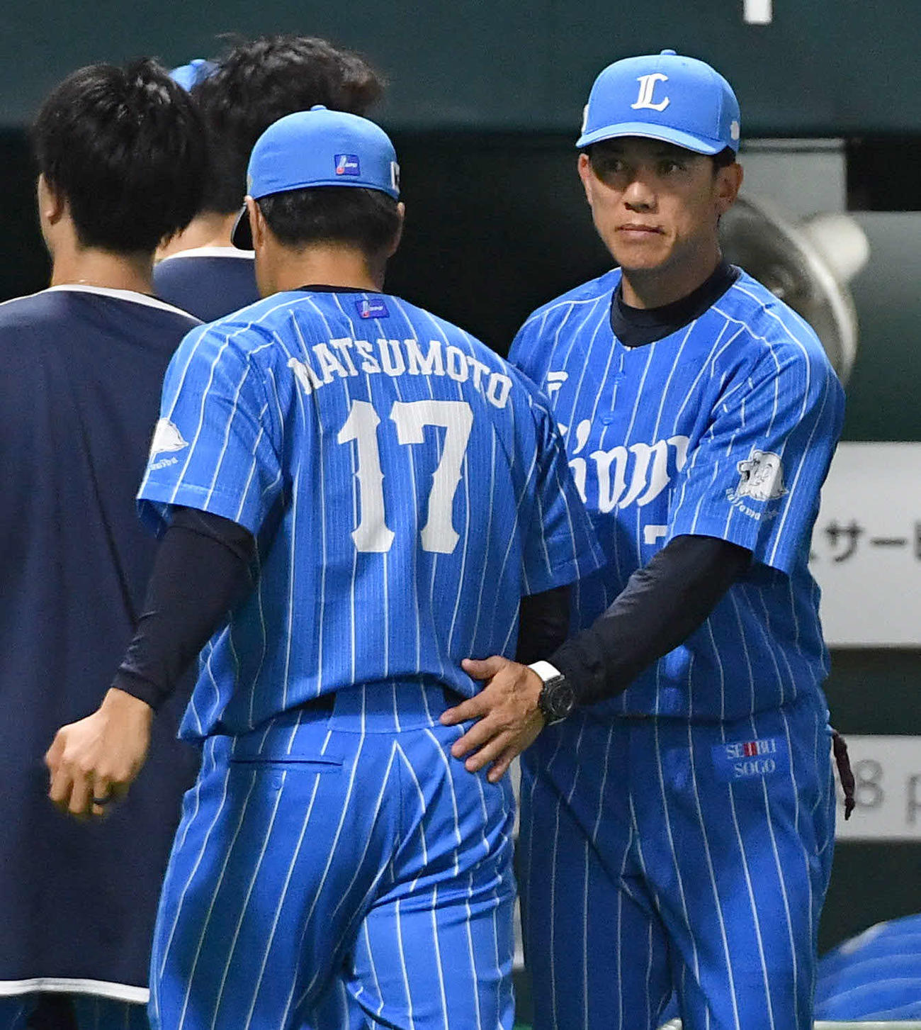 ソフトバンク対西武　ソフトバンクに勝利し、今季4勝目を挙げた松本（左）とタッチを交わす松井監督（撮影・岩下翔太）
