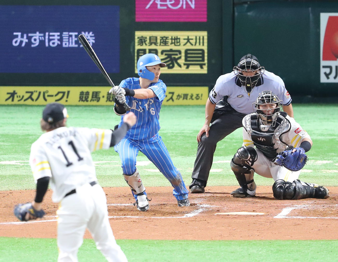 ソフトバンク対西武　6回表西武1死一、二塁、源田は左前適時打を放つ（撮影・梅根麻紀）