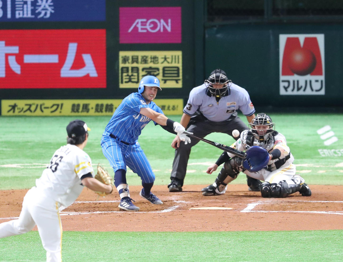 ソフトバンク対西武　6回表西武1死一、二塁、ペイトンは中前安打を放つ（撮影・梅根麻紀）