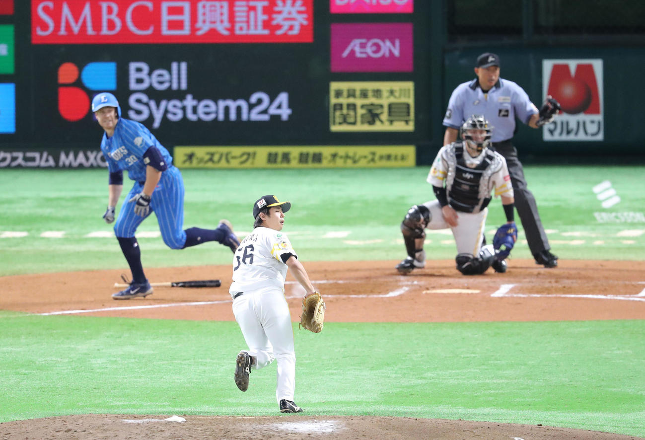 ソフトバンク対西武　6回表西武1死満塁、マキノンに左前適時打を浴びた田浦（撮影・梅根麻紀）