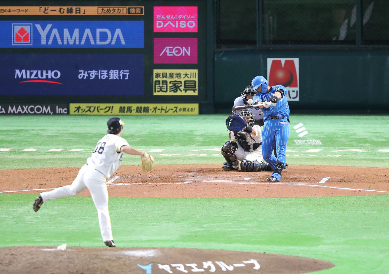 ソフトバンク対西武　6回表西武2死一、二塁、外崎は左前に適時打を放つ（撮影・梅根麻紀）