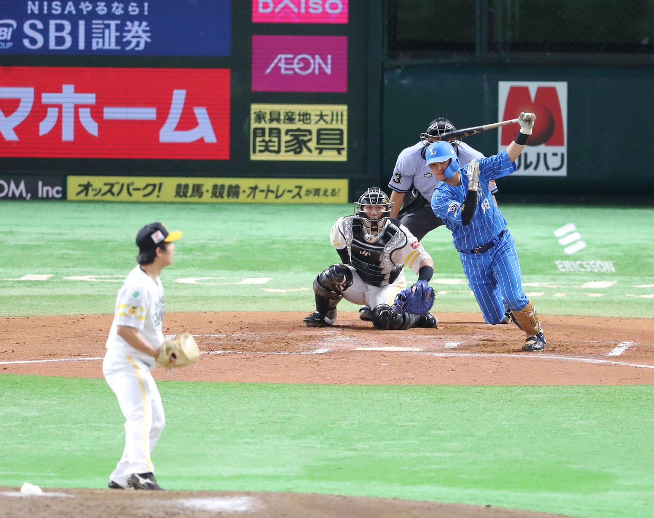 ソフトバンク対西武　6回表西武2死一塁、佐藤は左前安打を放つ（撮影・梅根麻紀）