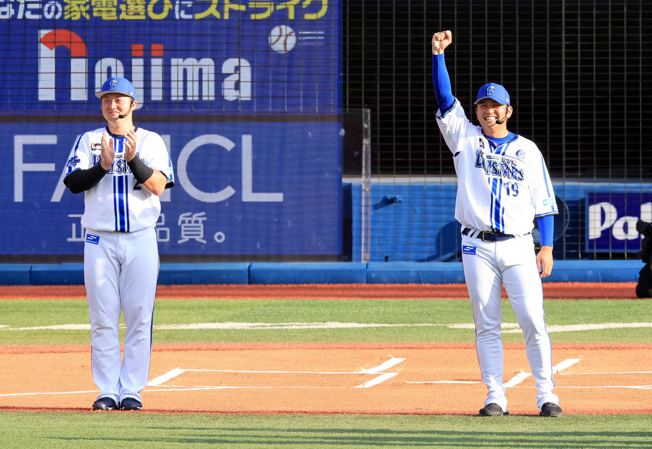 DeNA対阪神　試合前イベントで、300万円をかけて男気じゃんけんをしたDeNA牧（左）と山崎は、山崎勝利で笑顔で手を上げる（撮影・浅見桂子）