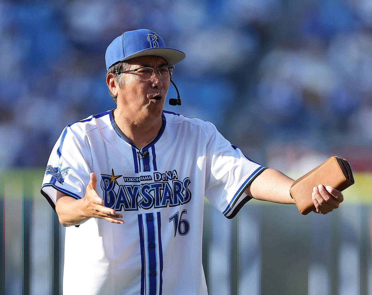 DeNA対阪神　試合開始前、漢気ジャンケンを務める石橋貴明（撮影・河田真司）
