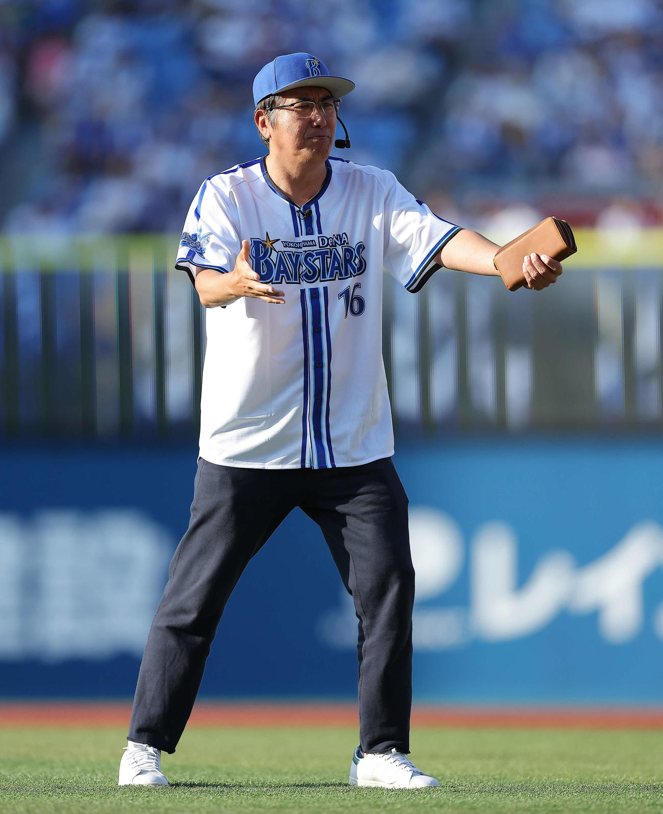 DeNA対阪神　試合開始前、漢気ジャンケンを務める石橋貴明（撮影・河田真司）