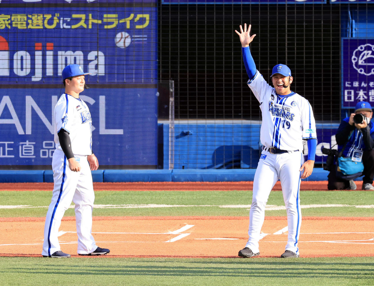 DeNA対阪神　試合前イベントで、300万円をかけて男気じゃんけんをしたDeNA牧（左）と山崎は、山崎勝利で笑顔で手を上げる（撮影・浅見桂子）