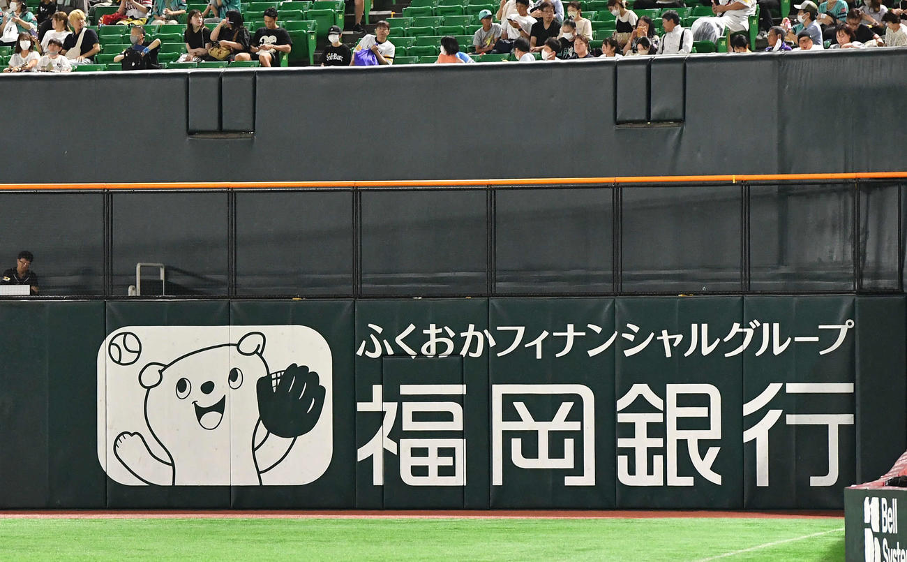 ソフトバンク対西武　5回表西武2死、栗山が右越え安打で当てた、右翼フェンスの福岡銀行の広告に描かれているキャラクター「ユーモ」（撮影・岩下翔太）