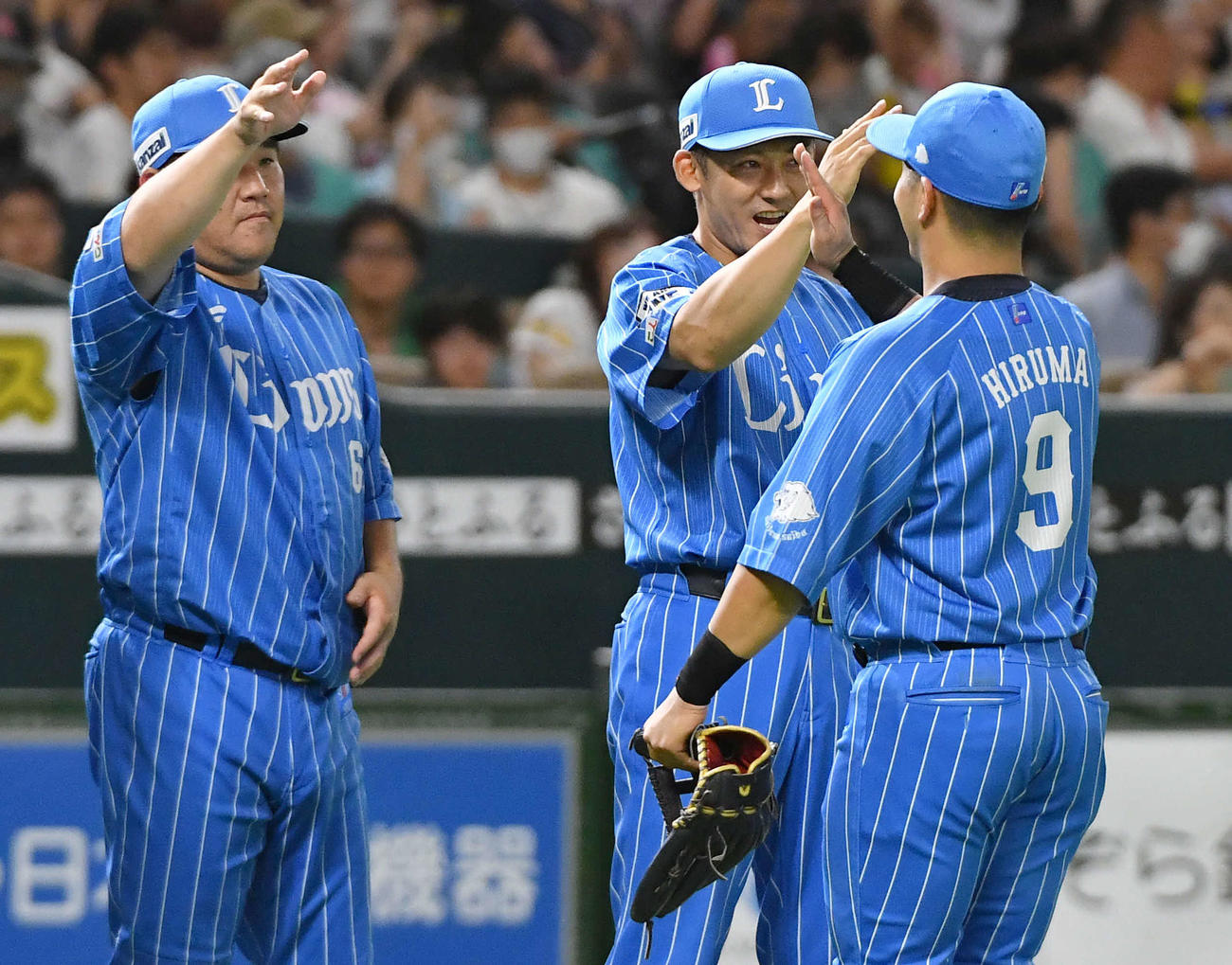 ソフトバンク対西武　ソフトバンクに勝利し、蛭間（右）ら西武ナインと笑顔でタッチを交わす栗山（中央）、左は中村（撮影・岩下翔太）