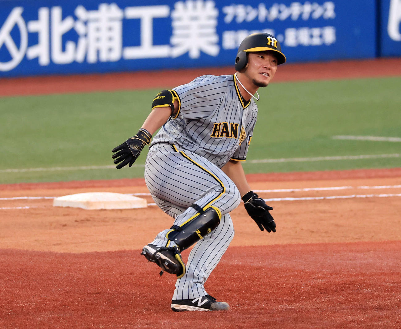 DeNA対阪神　4回表阪神2死三塁、伊藤将は中前適時打を放ち打球を見ながら一塁で止まる（撮影・浅見桂子）