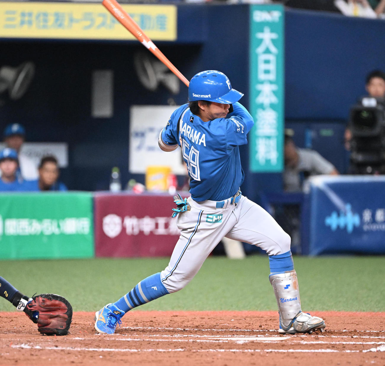 オリックス対日本ハム　9回表日本ハム1死、遊撃手の悪送球で出塁する奈良間（撮影・和賀正仁）