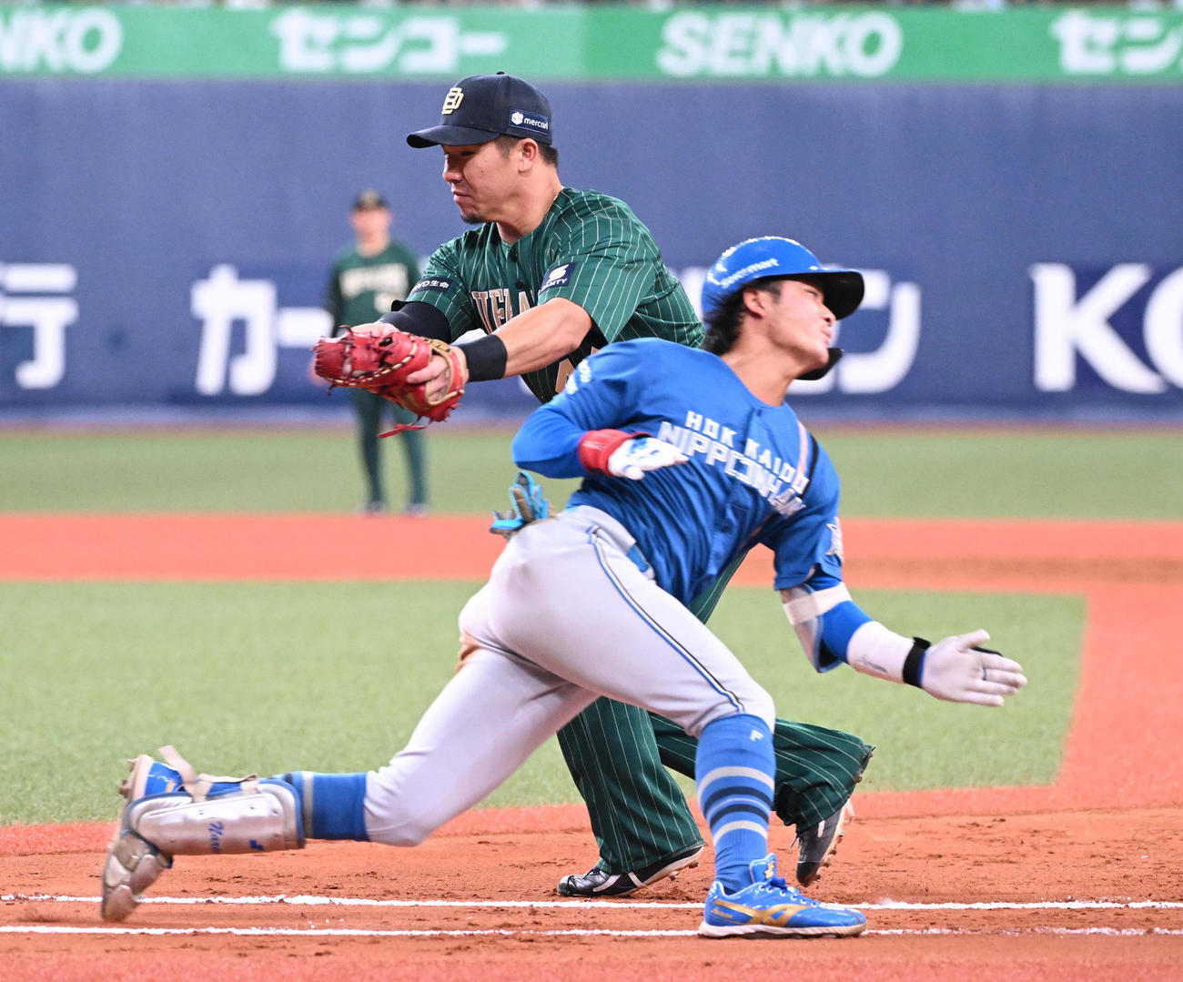 オリックス対日本ハム　9回表日本ハム1死、遊撃手の悪送球で出塁する奈良間（撮影・和賀正仁）