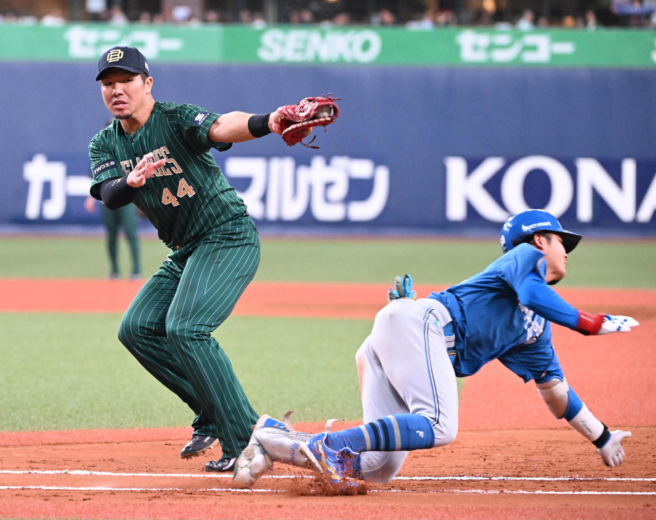 オリックス対日本ハム　9回表日本ハム1死、遊撃手の悪送球で出塁する奈良間（撮影・和賀正仁）