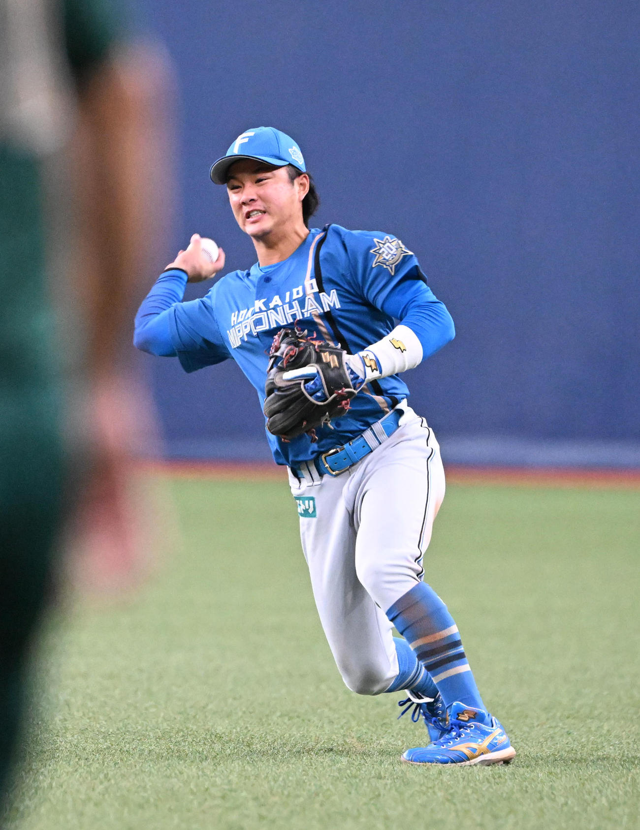 オリックス対日本ハム　8回裏オリック無死、紅林の打球を好捕する奈良間（撮影・和賀正仁）